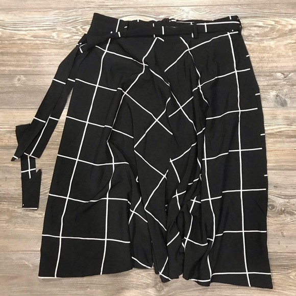 SHEIN 0XL Buffalo Plaid Black White Modest Knee - Picture 2 of 2